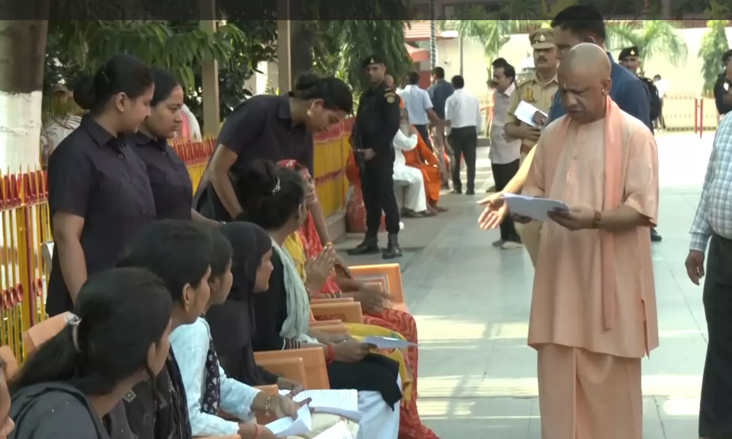 गोरखपुर में मुख्यमंत्री योगी आदित्यनाथ ने जनता दर्शन में लोगों की समस्याएं सुनीं