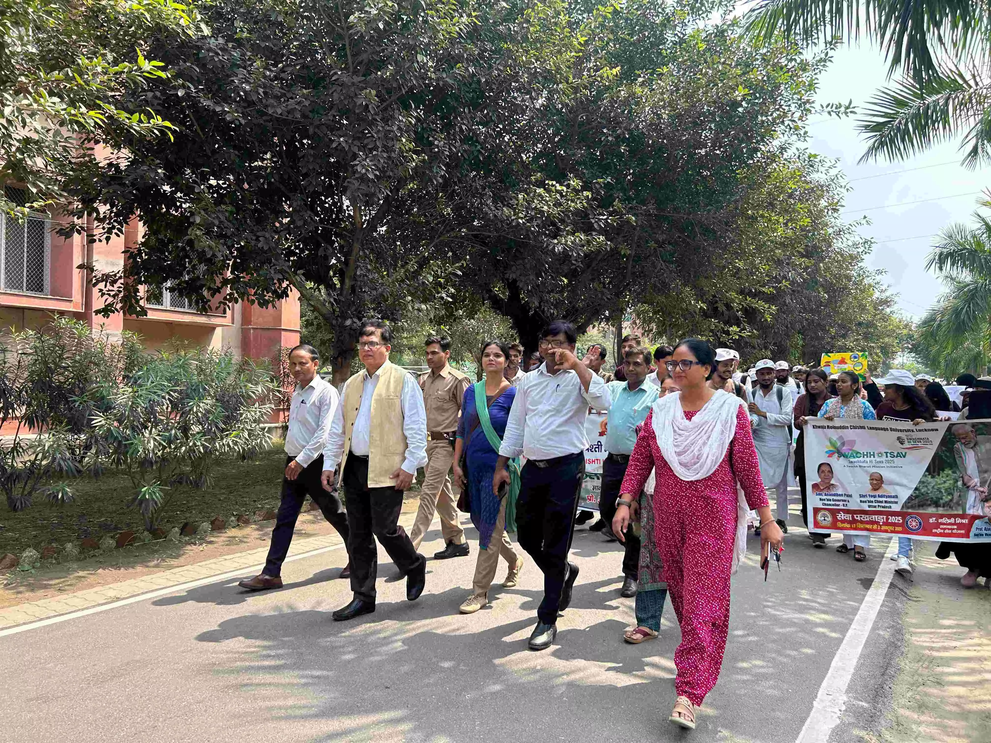 लखनऊ में भाषा विश्वविद्यालय ने मनाया ‘स्वच्छता पखवाड़ा’, सभी विभागों ने लिया हिस्सा