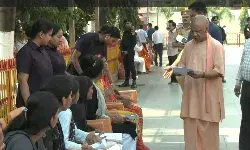 गोरखपुर में मुख्यमंत्री योगी आदित्यनाथ ने जनता दर्शन में लोगों की समस्याएं सुनीं गोरखपुर में मुख्यमंत्री योगी आदित्यनाथ ने जनता दर्शन में लोगों की समस्याएं सुनीं