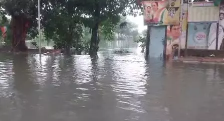 कोलकाता: मूसलाधार बारिश से जनजीवन अस्त-व्यस्त
