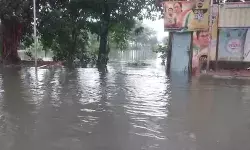 कोलकाता: मूसलाधार बारिश से जनजीवन अस्त-व्यस्त कोलकाता: मूसलाधार बारिश से जनजीवन अस्त-व्यस्त