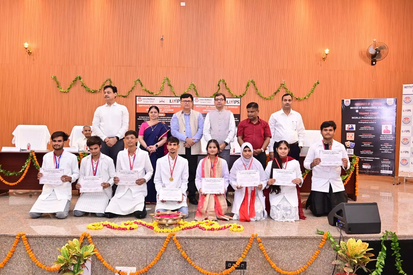 विश्व फार्मासिस्ट दिवस पर फार्मेसी संकाय के छात्रों की शानदार उपलब्धि