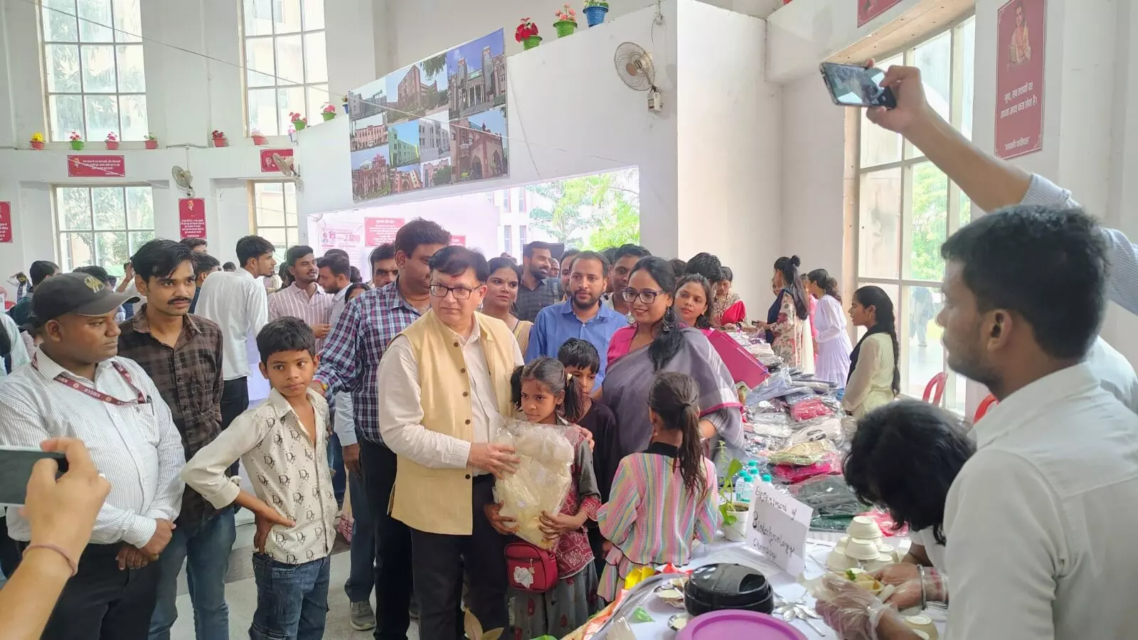 ख़्वाजा मुईनुद्दीन चिश्ती भाषा विश्वविद्यालय में स्वच्छता पखवाड़ा के अंतर्गत ‘बापू बाज़ार’ का आयोजन