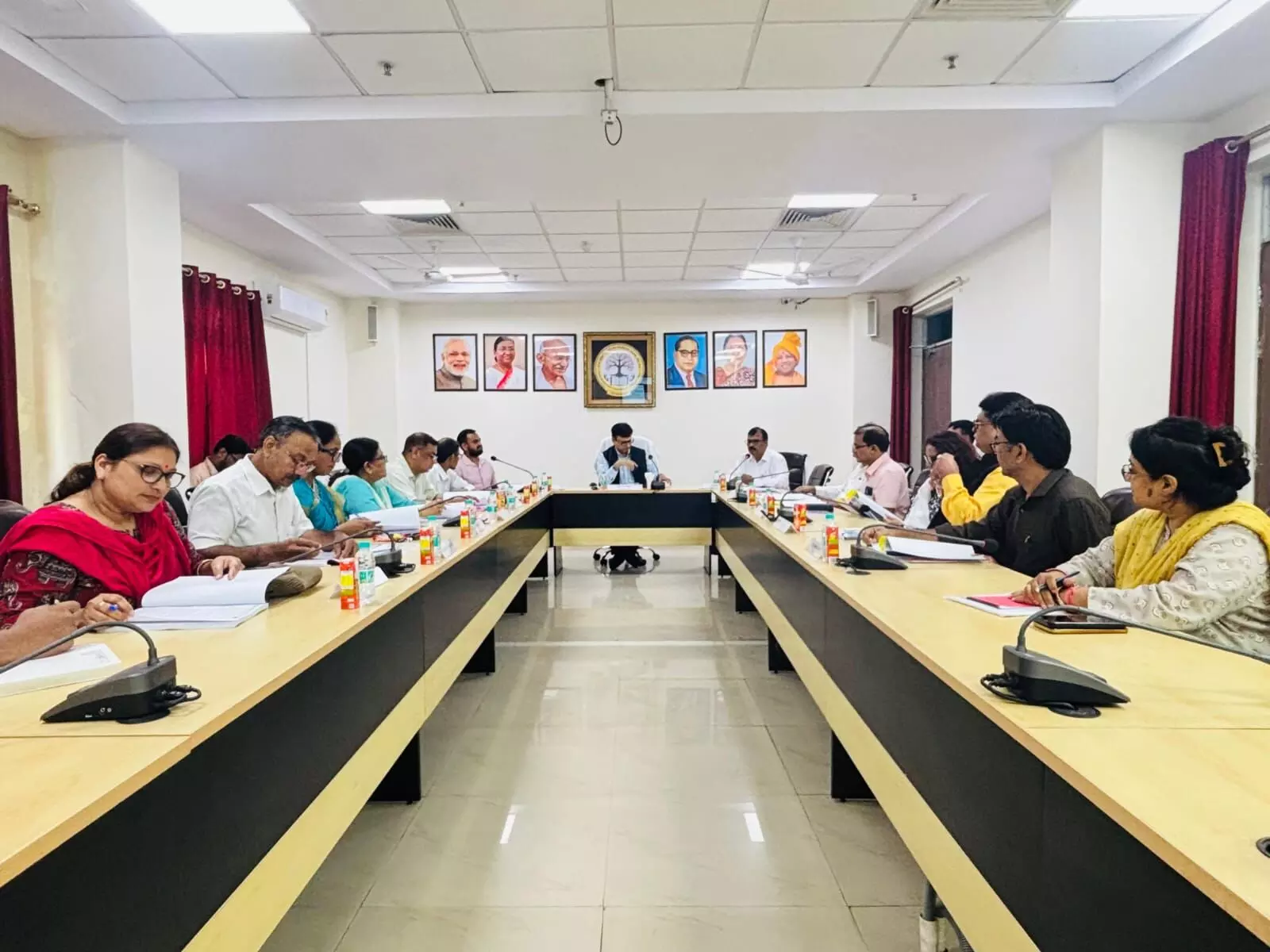 भाषा विश्वविद्यालय की विद्या परिषद की बैठक सम्पन्न
