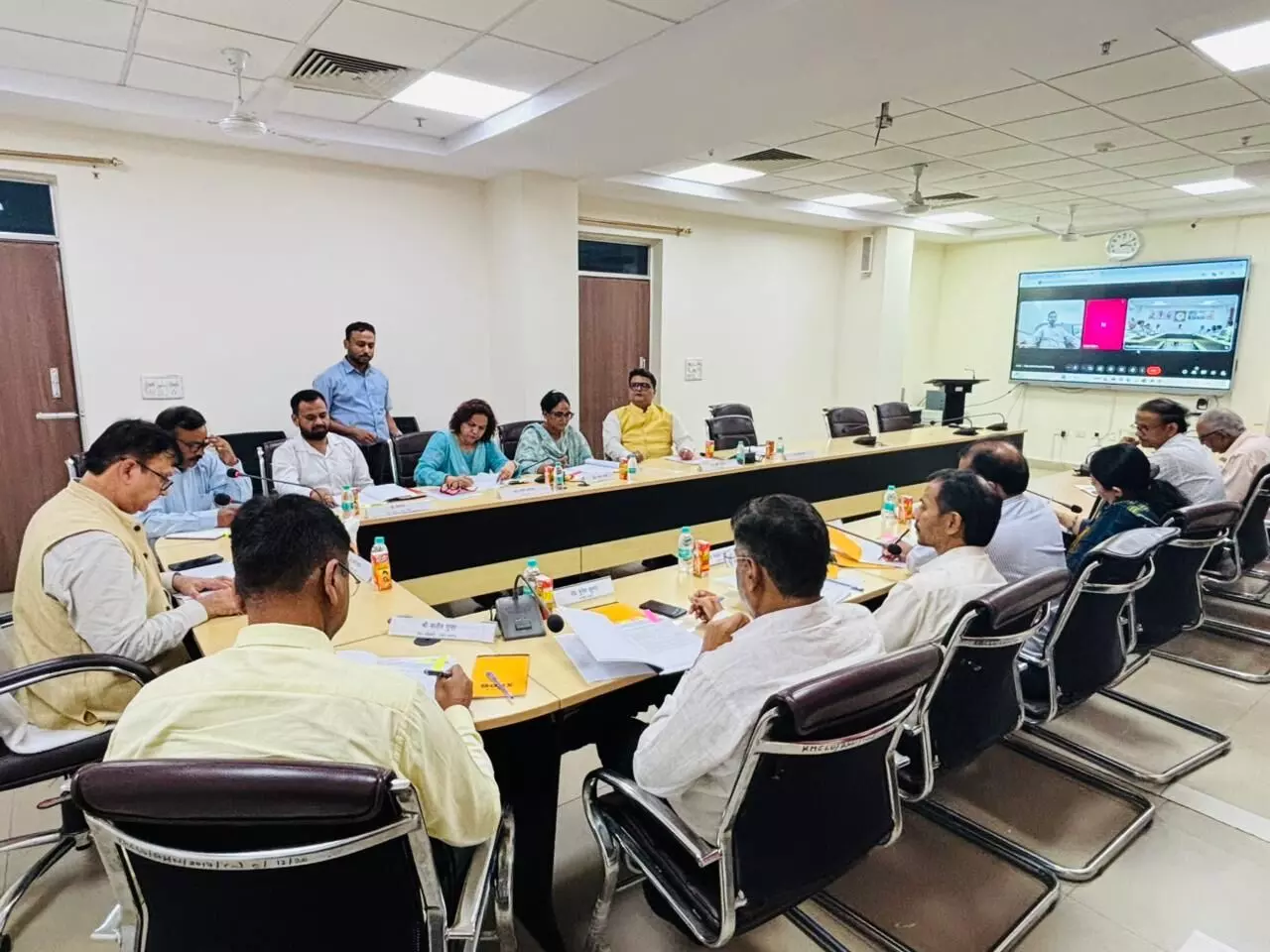 भाषा विश्वविद्यालय में कार्य परिषद की आकस्मिक बैठक सम्पन्न भाषा विश्वविद्यालय में कार्य परिषद की आकस्मिक बैठक सम्पन्न
