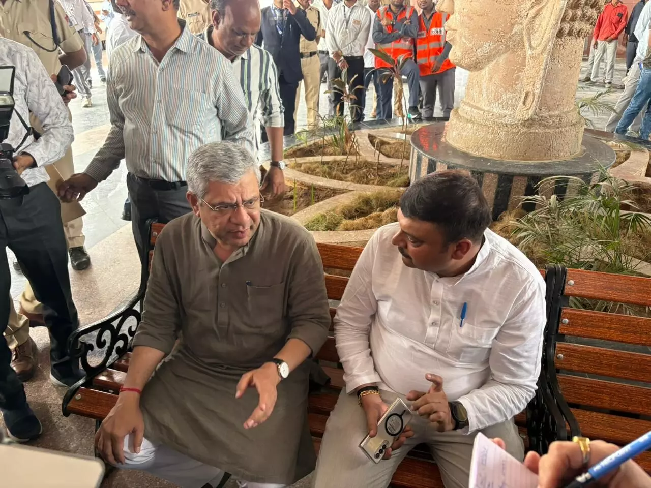 रेल मंत्री अश्विनी वैष्णव ने अहमदाबाद में बुलेट ट्रेन परियोजना के कार्यों का दौरा किया रेल मंत्री अश्विनी वैष्णव ने अहमदाबाद में बुलेट ट्रेन परियोजना के कार्यों का दौरा किया