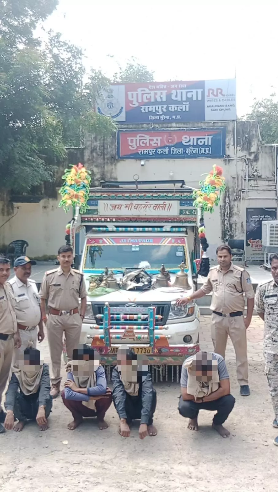 मुरैना- मंदिरों से घंटे चोरी करने वाले 4 आरोपियों को पुलिस ने किया गिरफ्तार मुरैना- मंदिरों से घंटे चोरी करने वाले 4 आरोपियों को पुलिस ने किया गिरफ्तार