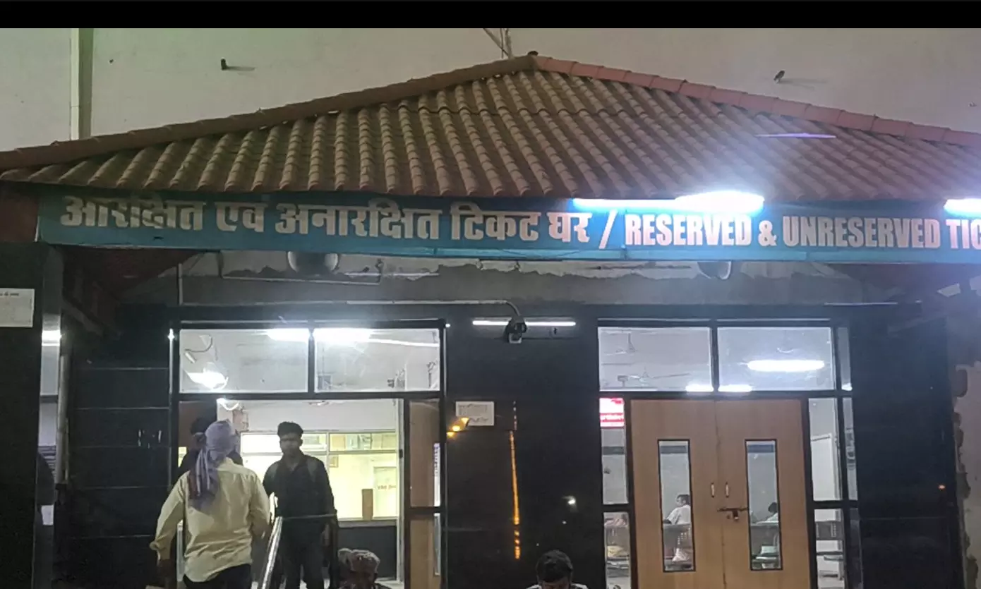 प्रयागराज मंडल में उत्तर मध्य रेलवे ने शुरू की क्यूआर कोड टिकट सुविधा, लंबी लाइनों की समस्या हुई खत्म प्रयागराज मंडल में उत्तर मध्य रेलवे ने शुरू की क्यूआर कोड टिकट सुविधा, लंबी लाइनों की समस्या हुई खत्म