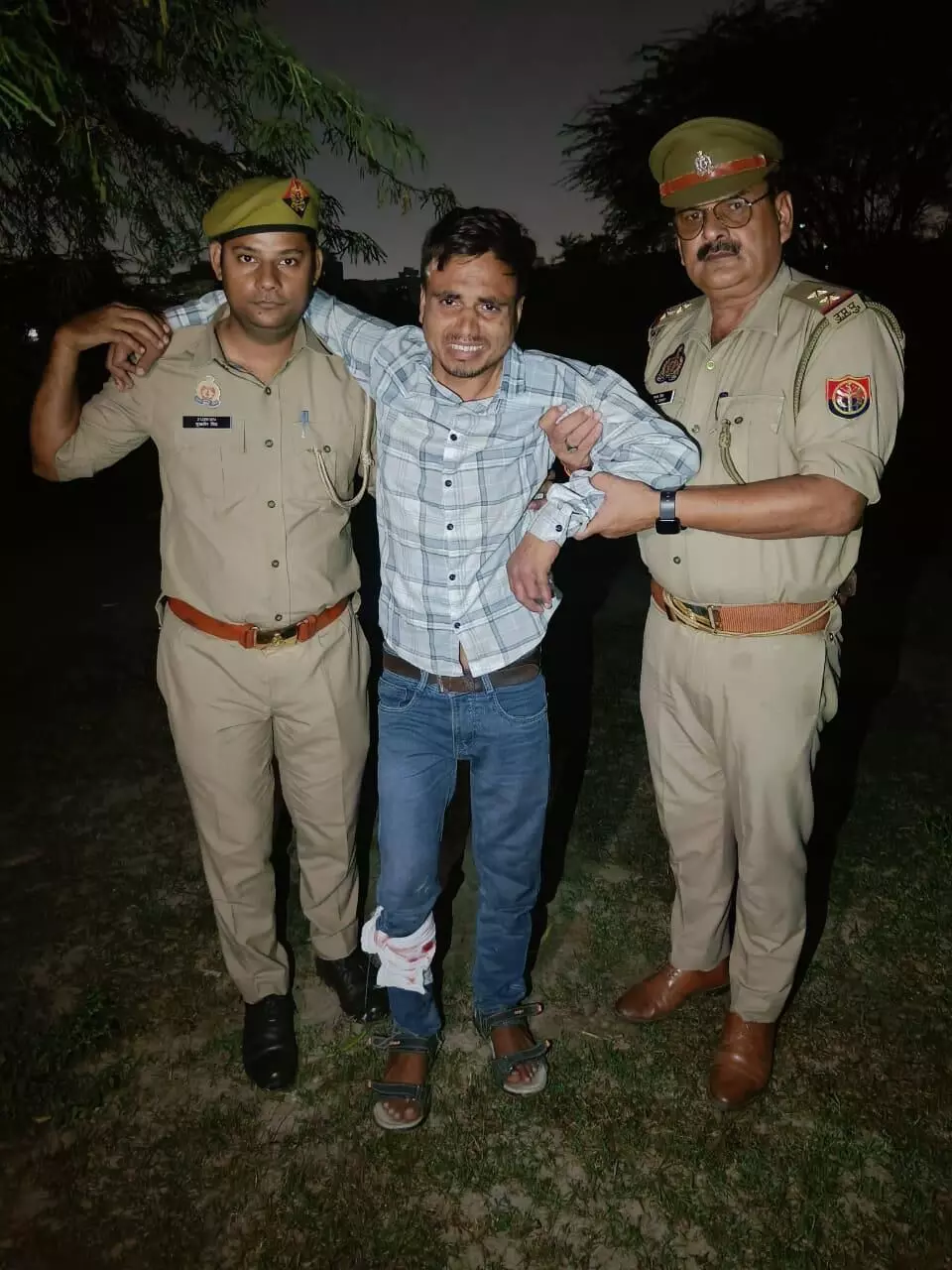 गाजियाबाद में पुलिस मुठभेड़, ₹25,000 का इनामी बदमाश अफजल गिरफ्तार, अवैध हथियार बरामद गाजियाबाद में पुलिस मुठभेड़, ₹25,000 का इनामी बदमाश अफजल गिरफ्तार, अवैध हथियार बरामद