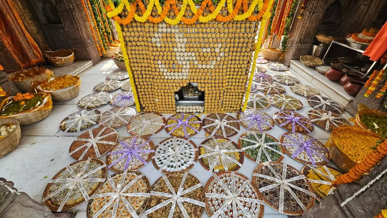 श्री काशी विश्वनाथ धाम में भगवान श्री विश्वेश्वर महादेव का श्रृंगार 21 क्विंटल मिष्ठानों से किया गया श्री काशी विश्वनाथ धाम में भगवान श्री विश्वेश्वर महादेव का श्रृंगार 21 क्विंटल मिष्ठानों से किया गया