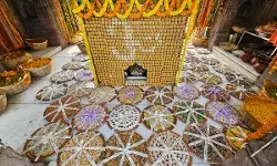 рд╢реНрд░реА рдХрд╛рд╢реА рд╡рд┐рд╢реНрд╡рдирд╛рде рдзрд╛рдо рдореЗрдВ рднрдЧрд╡рд╛рди рд╢реНрд░реА рд╡рд┐рд╢реНрд╡реЗрд╢реНрд╡рд░ рдорд╣рд╛рджреЗрд╡ рдХрд╛ рд╢реНрд░реГрдВрдЧрд╛рд░ 21 рдХреНрд╡рд┐рдВрдЯрд▓ рдорд┐рд╖реНрдард╛рдиреЛрдВ рд╕реЗ рдХрд┐рдпрд╛ рдЧрдпрд╛ рд╢реНрд░реА рдХрд╛рд╢реА рд╡рд┐рд╢реНрд╡рдирд╛рде рдзрд╛рдо рдореЗрдВ рднрдЧрд╡рд╛рди рд╢реНрд░реА рд╡рд┐рд╢реНрд╡реЗрд╢реНрд╡рд░ рдорд╣рд╛рджреЗрд╡ рдХрд╛ рд╢реНрд░реГрдВрдЧрд╛рд░ 21 рдХреНрд╡рд┐рдВрдЯрд▓ рдорд┐рд╖реНрдард╛рдиреЛрдВ рд╕реЗ рдХрд┐рдпрд╛ рдЧрдпрд╛