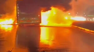 आंध्र प्रदेश: कुरनूल में एक निजी बस में आग लगने से लगभग 25 लोगों की मृत्‍यु की आशंका