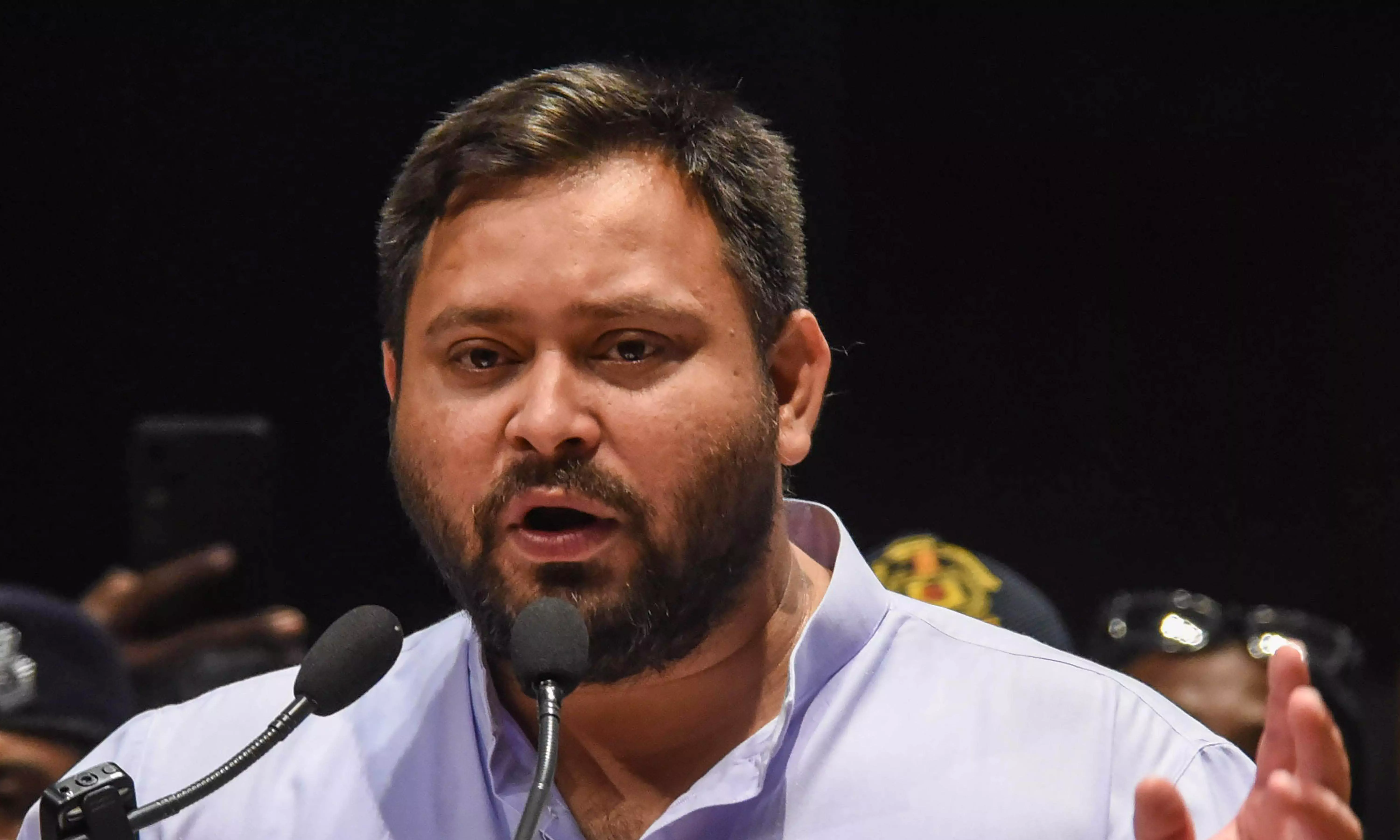 ताबड़-तोड़ प्रचार में जुटे राजद नेता तेजस्वी यादव, करेंगे तीन जनसभाएं ताबड़-तोड़ प्रचार में जुटे राजद नेता तेजस्वी यादव, करेंगे तीन जनसभाएं