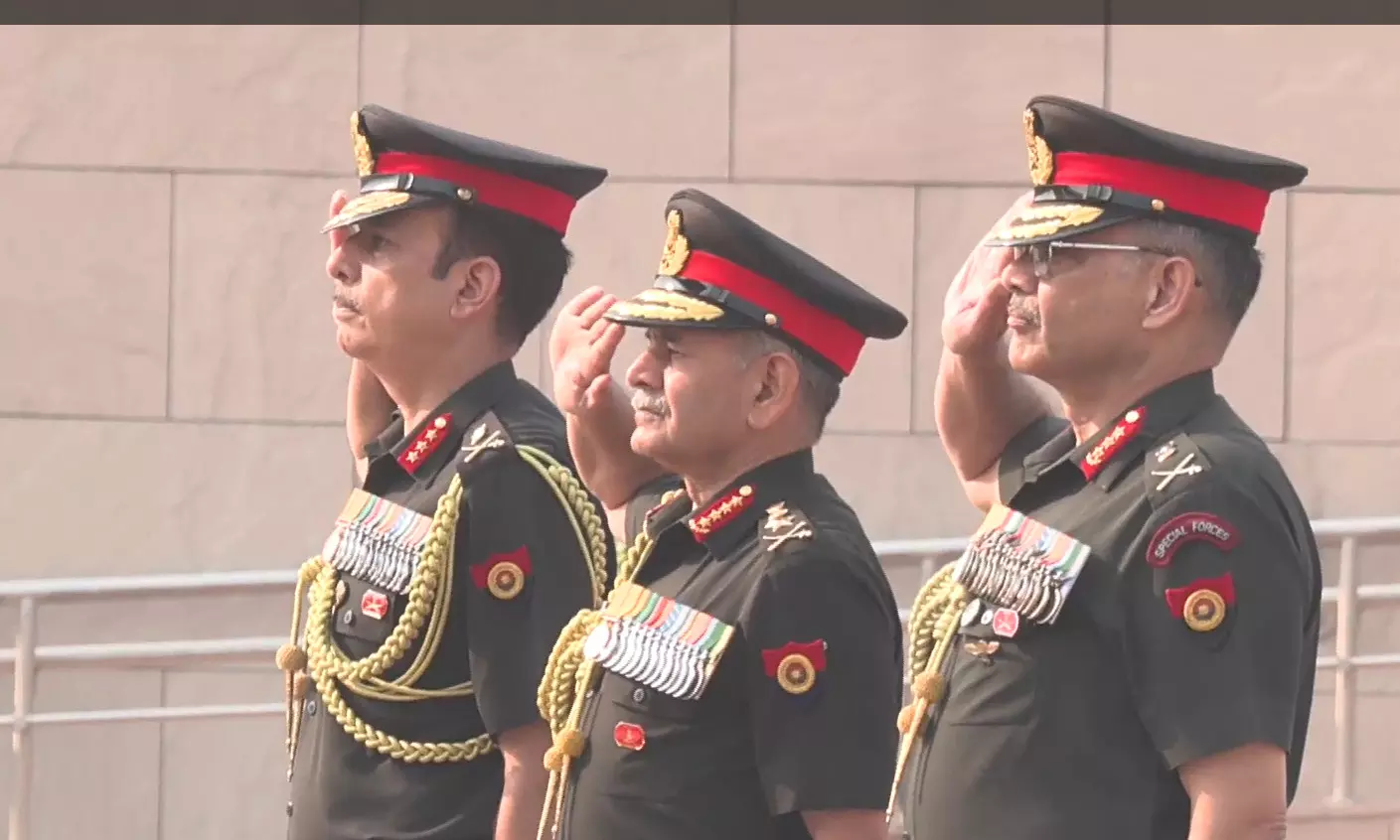 सेना प्रमुख ने नेशनल वॉर मेमोरियल पर शहीदों को दी श्रद्धांजलि सेना प्रमुख ने नेशनल वॉर मेमोरियल पर शहीदों को दी श्रद्धांजलि