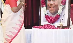 राष्ट्रपति मुर्मु ने के.आर. नारायणन की जयंती पर पुष्पांजलि अर्पित की राष्ट्रपति मुर्मु ने के.आर. नारायणन की जयंती पर पुष्पांजलि अर्पित की