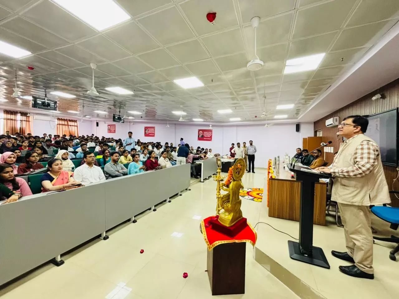 भाषा विश्वविद्यालय: डिजिटल सुरक्षा की दिशा में एक सशक्त कदम — “साइबर जागरूकता दिवस” पर कार्यशाला का सफल आयोजन भाषा विश्वविद्यालय: डिजिटल सुरक्षा की दिशा में एक सशक्त कदम — “साइबर जागरूकता दिवस” पर कार्यशाला का सफल आयोजन