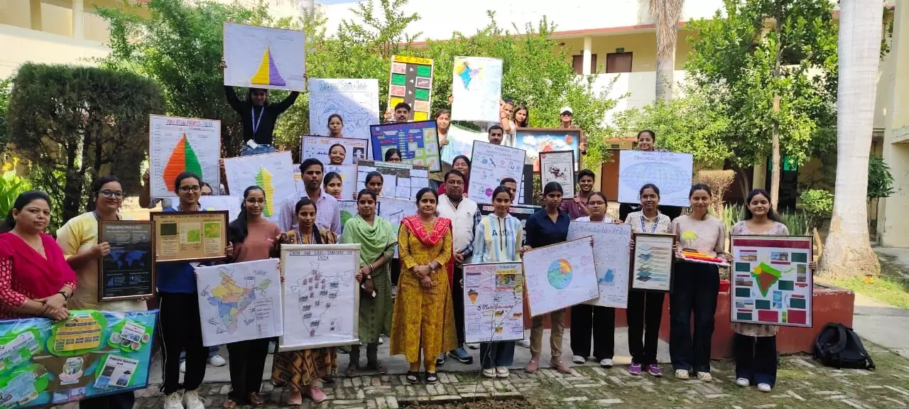 भूगोल विभाग के छात्राओं ने पोस्टर प्रतियोगिता के माध्यम से दिया पर्यावरण संरक्षण का संदेश भूगोल विभाग के छात्राओं ने पोस्टर प्रतियोगिता के माध्यम से दिया पर्यावरण संरक्षण का संदेश