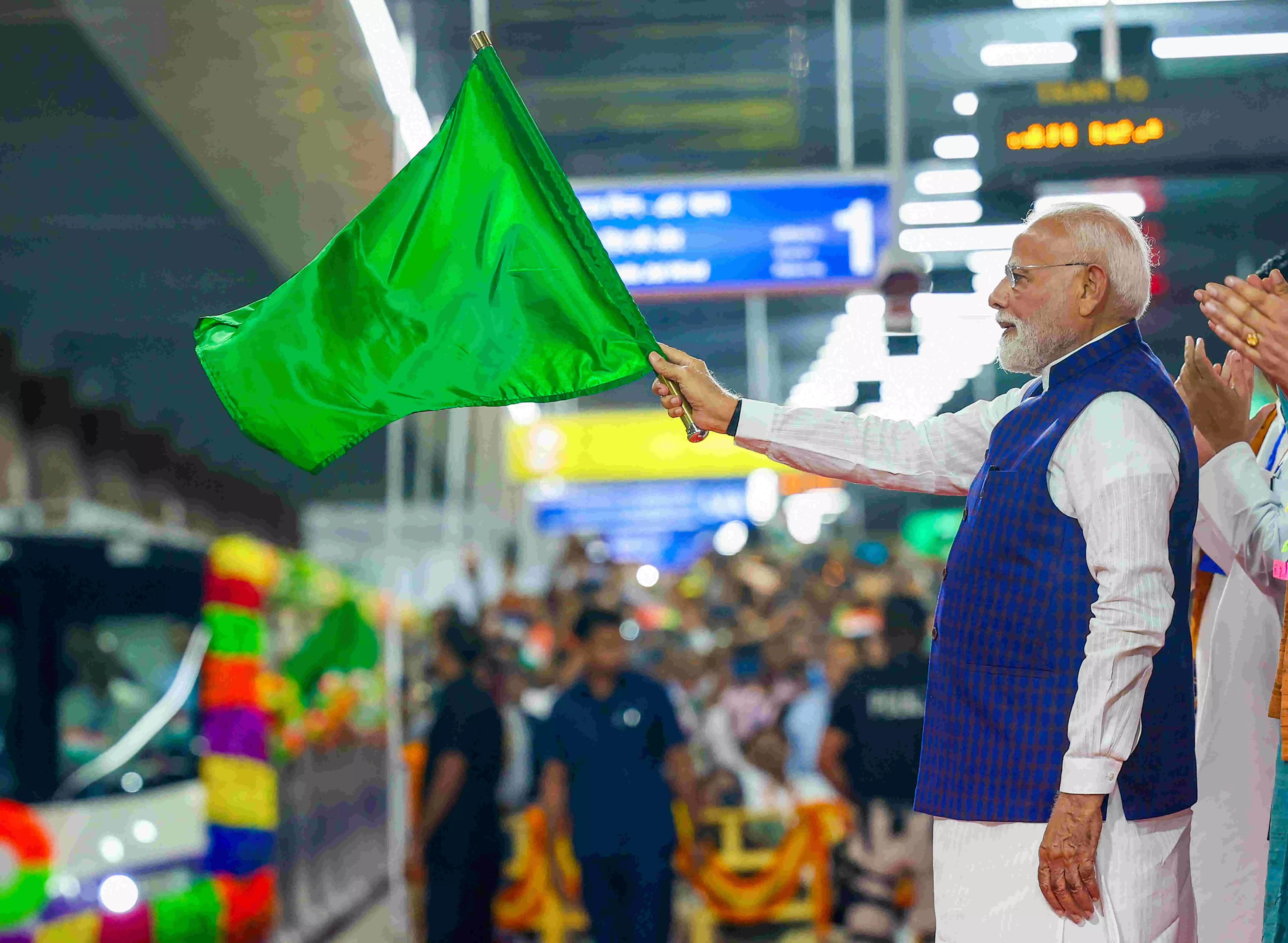 वाराणसी: पीएम मोदी कल 4 नई वंदे भारत ट्रेनों को दिखाएंगे हरी झंडी वाराणसी: पीएम मोदी कल 4 नई वंदे भारत ट्रेनों को दिखाएंगे हरी झंडी