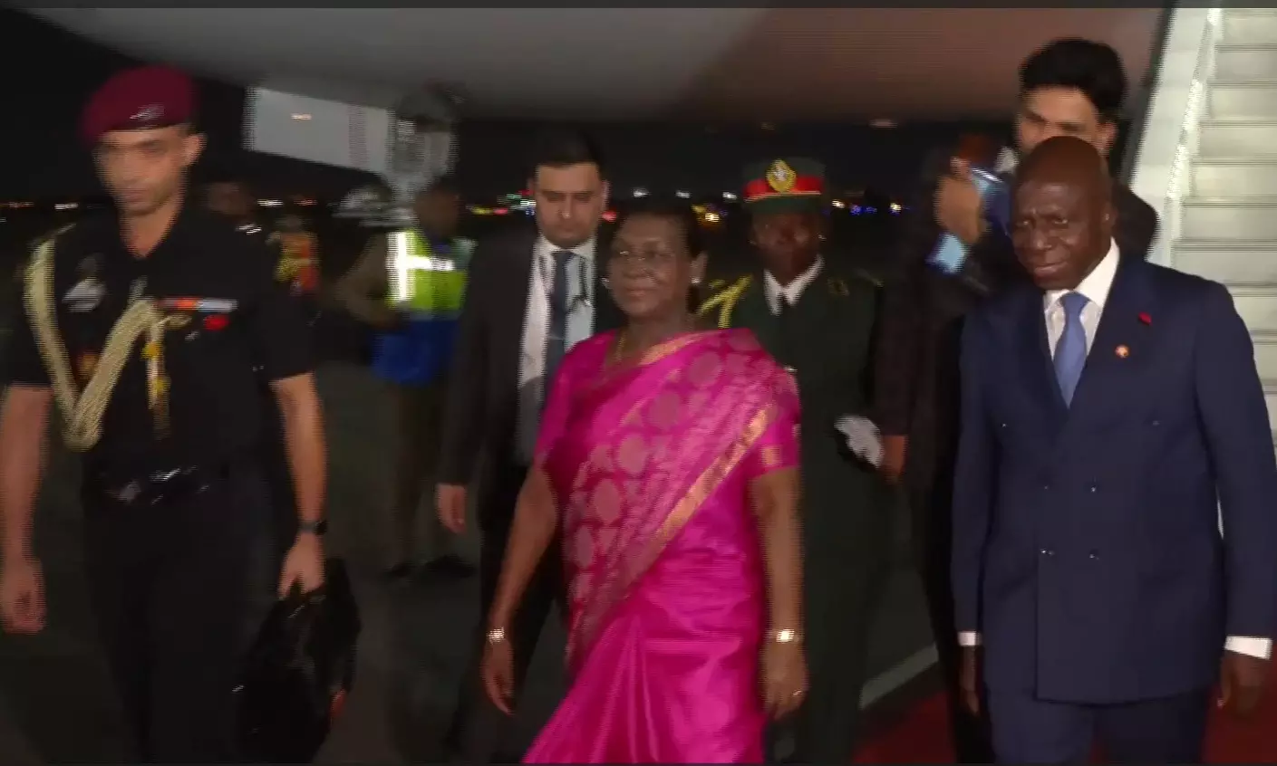 राष्ट्रपति द्रौपदी मुर्मु अफ्रीका दौरे के पहले चरण में अंगोला पहुंचीं राष्ट्रपति द्रौपदी मुर्मु अफ्रीका दौरे के पहले चरण में अंगोला पहुंचीं