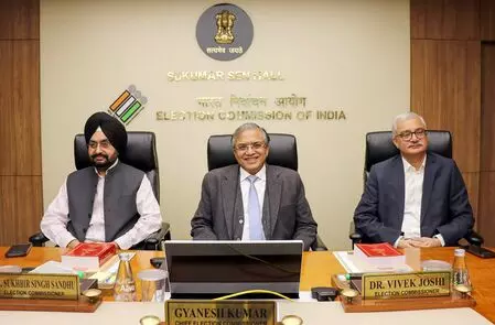 बिहार: ईवीएम सुरक्षा पर उठे सवालों को चुनाव आयोग ने बताया निराधार बिहार: ईवीएम सुरक्षा पर उठे सवालों को चुनाव आयोग ने बताया निराधार