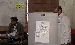 बिहार चुनाव: दूसरे चरण में 20 जिलों की 122 सीटों पर वोटिंग जारी