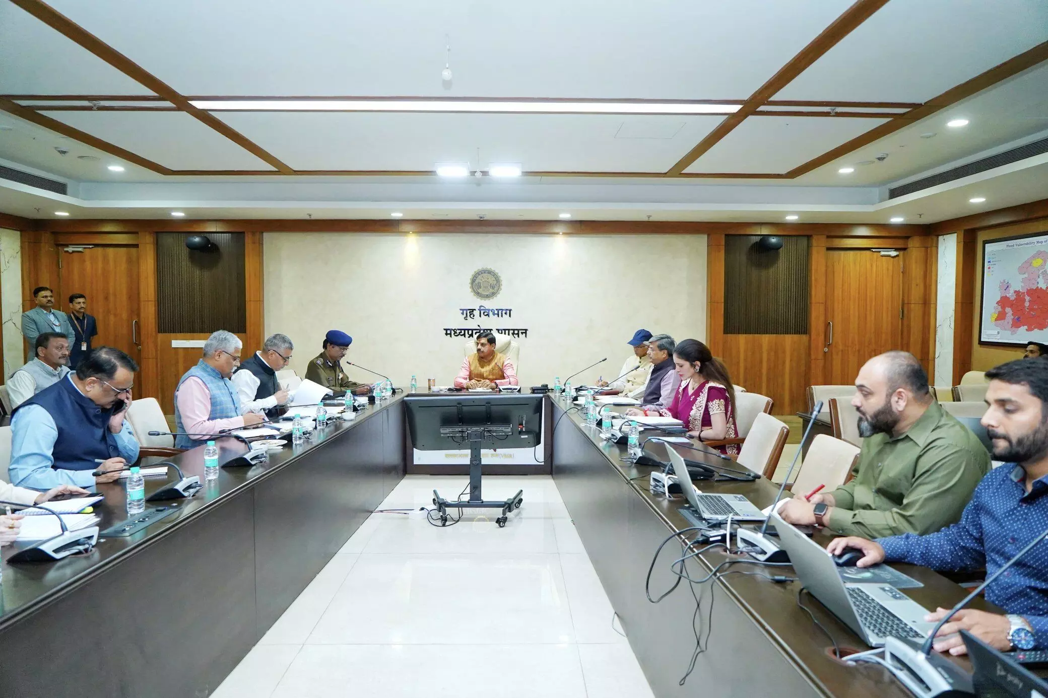 भोपाल-मुख्यमंत्री डॉ. यादव ने मंत्रालय के सिचुएशन रूम से कानून व्यवस्था एवं सुरक्षा संबंधी की पड़ताल भोपाल-मुख्यमंत्री डॉ. यादव ने मंत्रालय के सिचुएशन रूम से कानून व्यवस्था एवं सुरक्षा संबंधी की पड़ताल