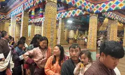 भूटान में भारत के पवित्र अवशेषों के लिए आध्यात्मिक उत्साह को दर्शाती श्रद्धालुओं की लंबी कतार भूटान में भारत के पवित्र अवशेषों के लिए आध्यात्मिक उत्साह को दर्शाती श्रद्धालुओं की लंबी कतार