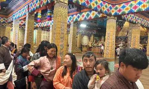भूटान में भारत के पवित्र अवशेषों के लिए आध्यात्मिक उत्साह को दर्शाती श्रद्धालुओं की लंबी कतार भूटान में भारत के पवित्र अवशेषों के लिए आध्यात्मिक उत्साह को दर्शाती श्रद्धालुओं की लंबी कतार