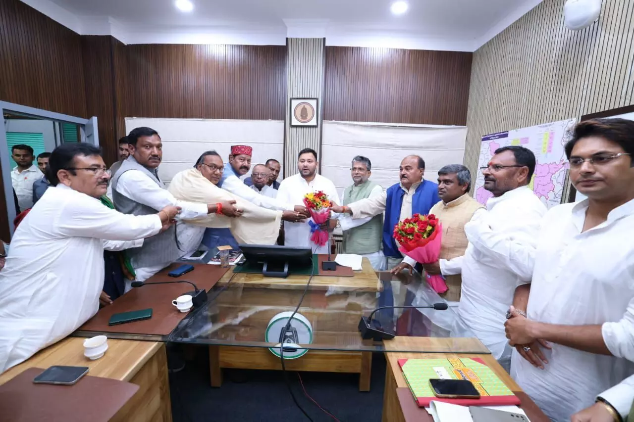 तेजस्वी यादव आरजेडी विधायक दल के नेता चुने गए, पार्टी नेताओं ने दी बधाई तेजस्वी यादव आरजेडी विधायक दल के नेता चुने गए, पार्टी नेताओं ने दी बधाई