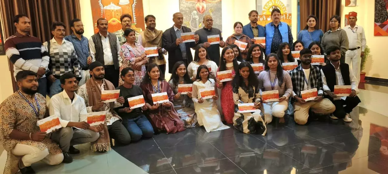 कानपुर विश्वविद्यालय में अभिरंग सामूहिक कला प्रदर्शनी कानपुर विश्वविद्यालय में अभिरंग सामूहिक कला प्रदर्शनी