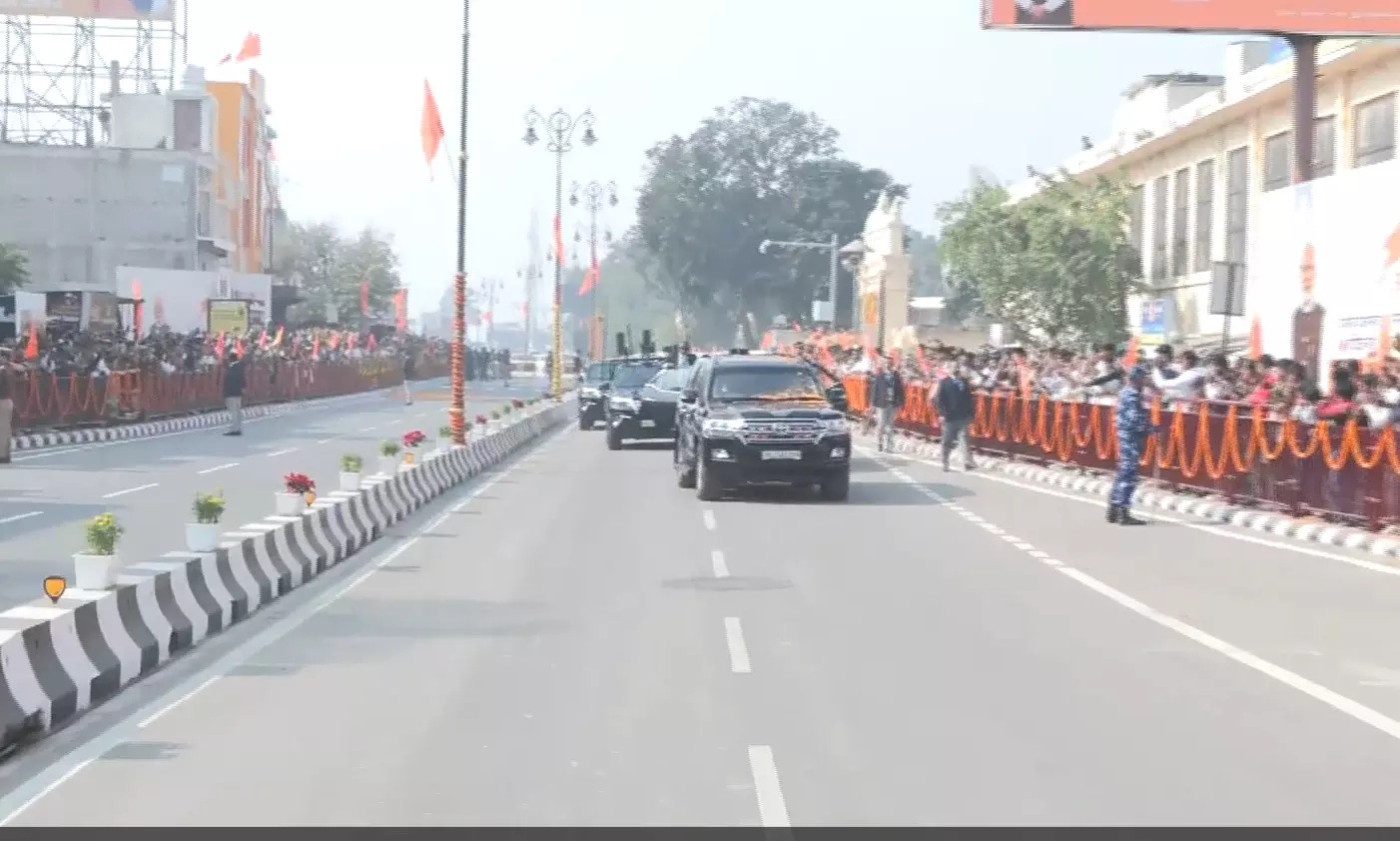 अयोध्या: पीएम मोदी का पुष्प वर्षा से शानदार स्वागत अयोध्या: पीएम मोदी का पुष्प वर्षा से शानदार स्वागत