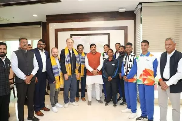भोपाल- मुख्यमंत्री डॉ. यादव से मिले मिनी ब्राजील के होनहार फुटबॉल खिलाड़ी
