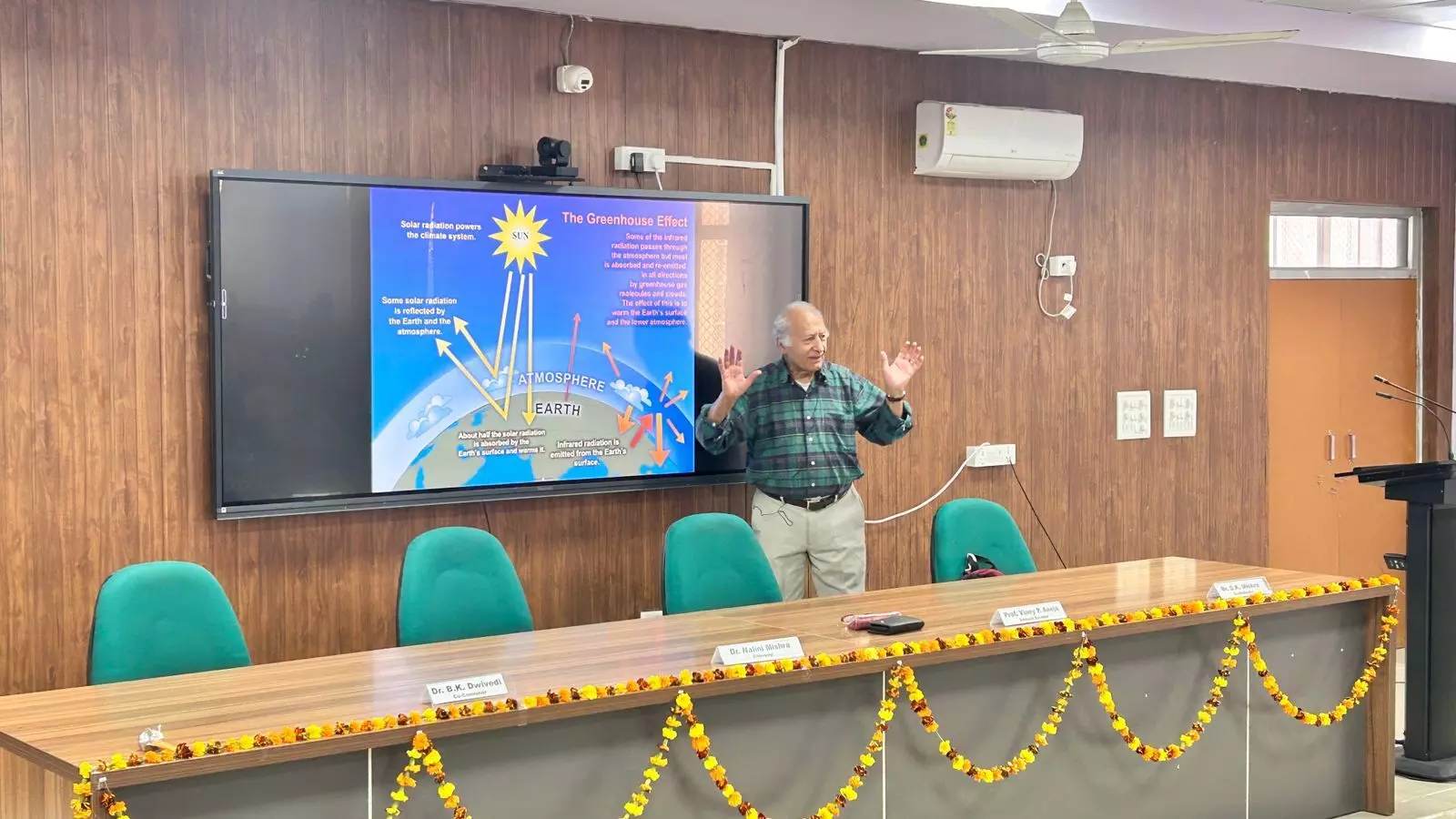 ग्रीनहाउस गैसों का खतरा: प्रो. अनेजा की चेतावनी! पर्यावरण असंतुलन को रोकने का किया आह्वान