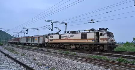 इंडिगो की उड़ानें रद्द होने से यात्री परेशान, आवागमन के लिए रेलवे ने 37 ट्रेनों में जोड़े अतिरिक्त कोच इंडिगो की उड़ानें रद्द होने से यात्री परेशान, आवागमन के लिए रेलवे ने 37 ट्रेनों में जोड़े अतिरिक्त कोच