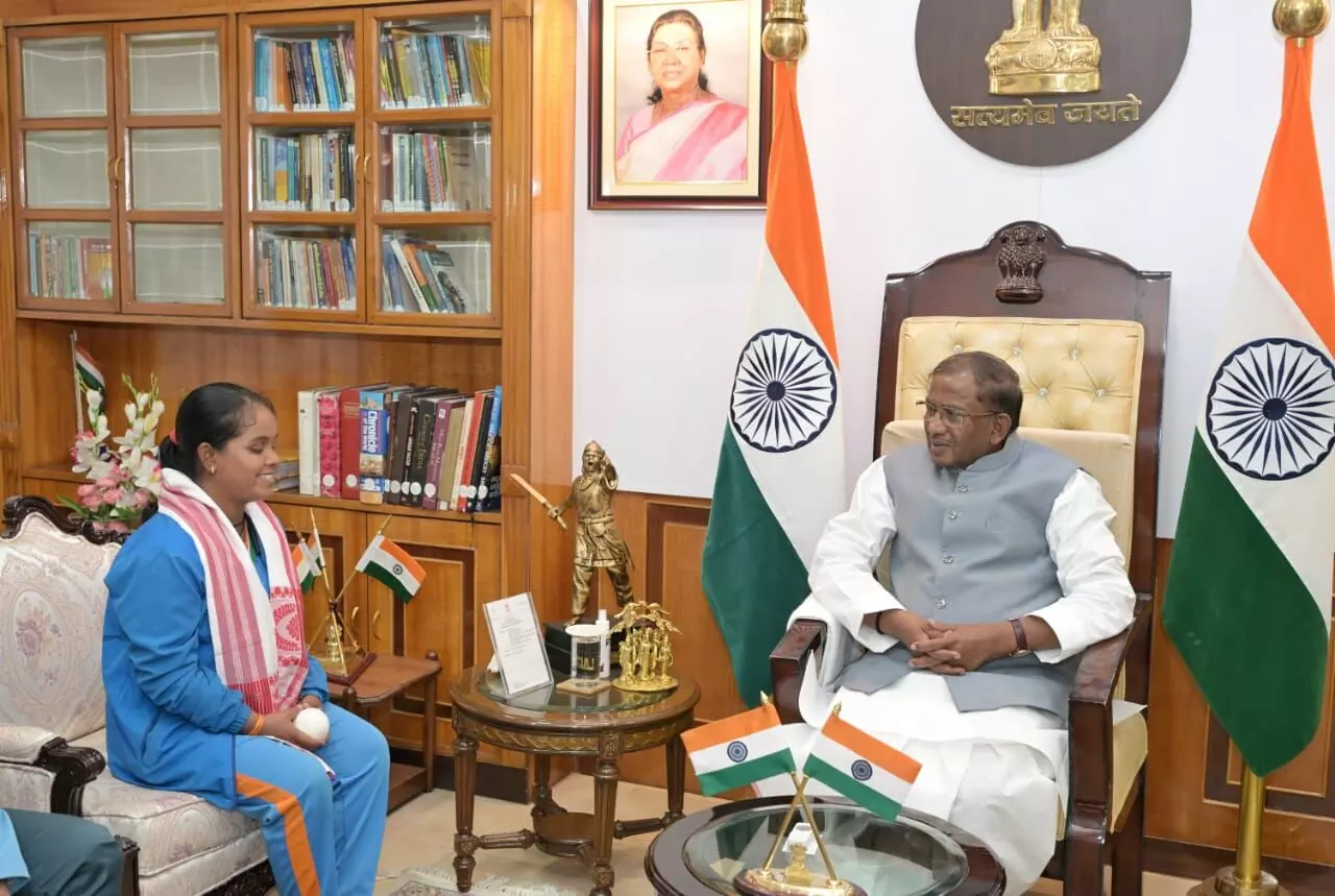 Governor felicitates visually-impaired T20 World Cup winner Simu Das Governor felicitates visually-impaired T20 World Cup winner Simu Das