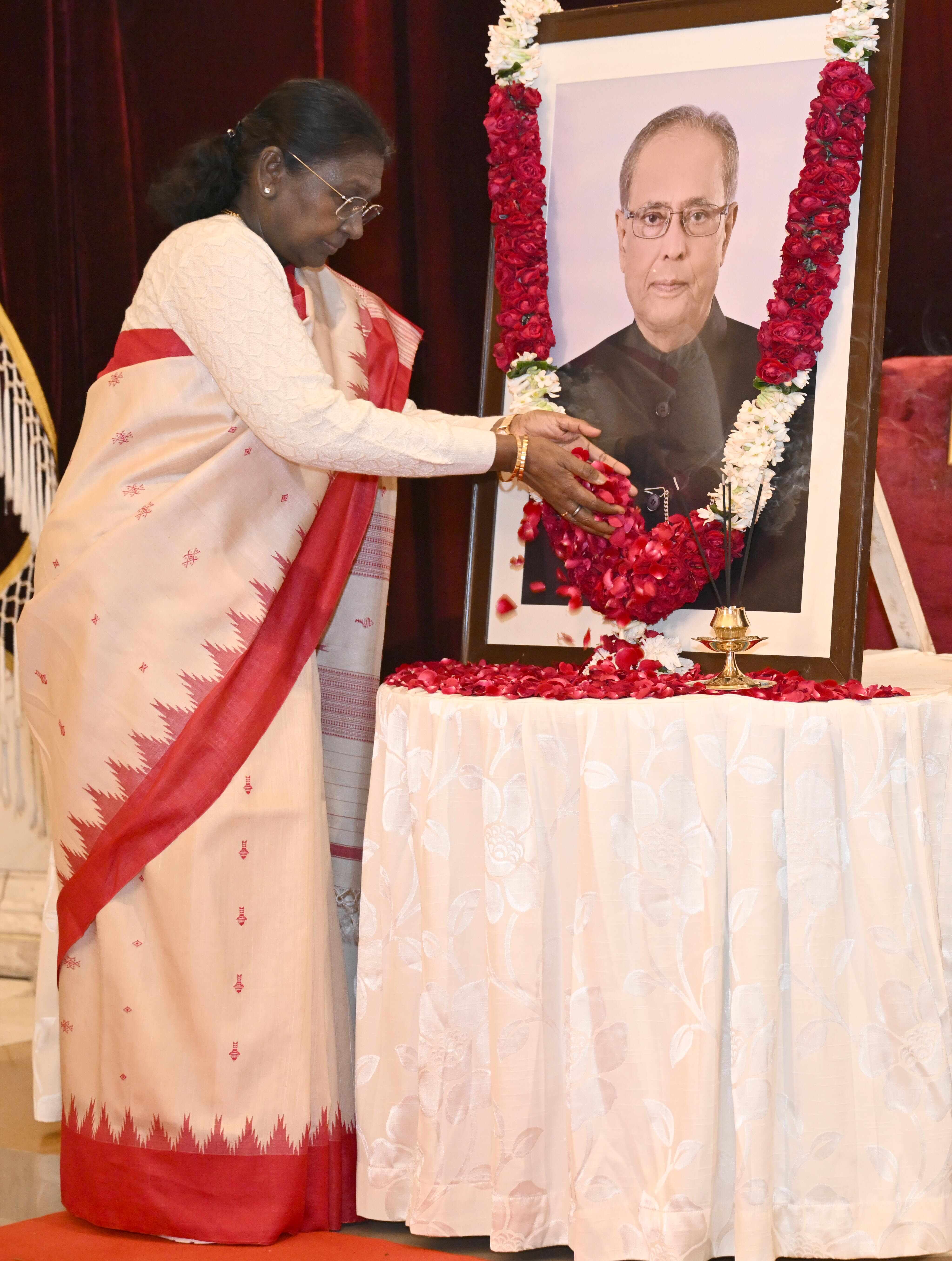 President of India pays floral tributes to Shri Pranab Mukherjee on his birth anniversary