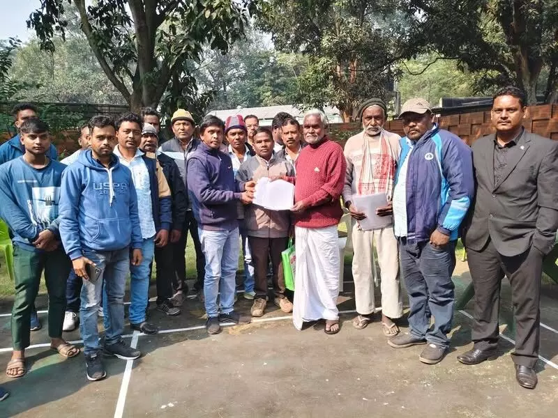 कपाली के आदिवासी समाज के लोगों ने पूर्व मुख्यमंत्री चंपाई सोरेन से की मुलाकात कपाली के आदिवासी समाज के लोगों ने पूर्व मुख्यमंत्री चंपाई सोरेन से की मुलाकात