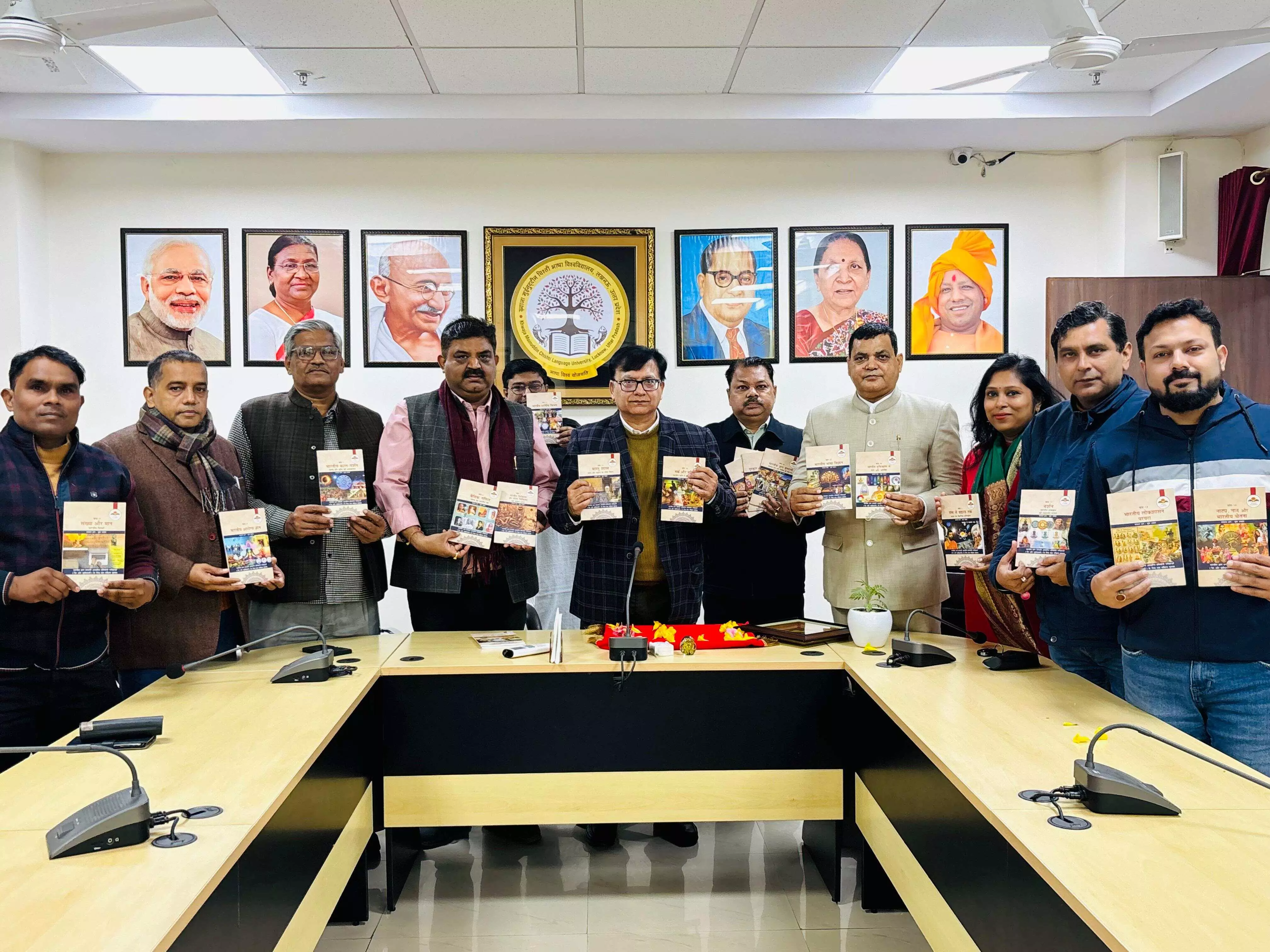 भाषा विश्वविद्यालय में ‘भारत बौद्धिक्स’ की 21 पुस्तकों का लोकार्पण, परीक्षा आयोजन की भी घोषणा भाषा विश्वविद्यालय में ‘भारत बौद्धिक्स’ की 21 पुस्तकों का लोकार्पण, परीक्षा आयोजन की भी घोषणा