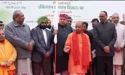 लखनऊः सीएम योगी ने चौधरी चरण सिंह जयंती पर किसान सम्मान दिवस के अवसर पर किसानों को ट्रैक्टर की चाभी सौंपी