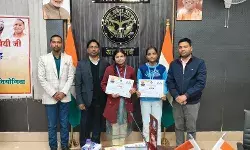 भाषण एवं काव्यपाठ प्रतियोगिता में उत्कृष्ट प्रदर्शन के लिए प्रमाणपत्र प्रदान कर सम्मानित किया गया।