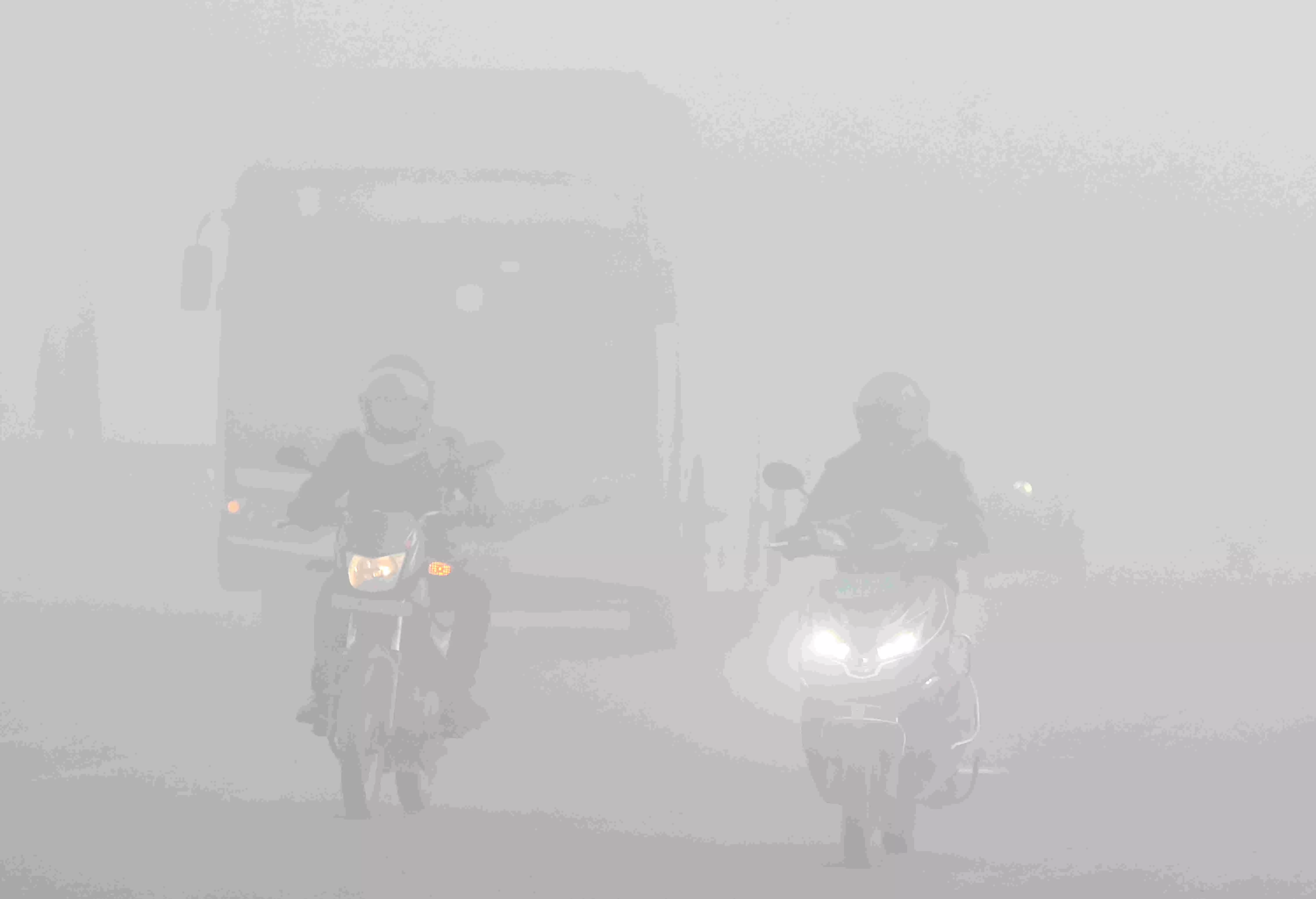 दिल्ली में घने कोहरे के कारण हवाई यात्रा पर असर, कई फ्लाइट रद्द दिल्ली में घने कोहरे के कारण हवाई यात्रा पर असर, कई फ्लाइट रद्द