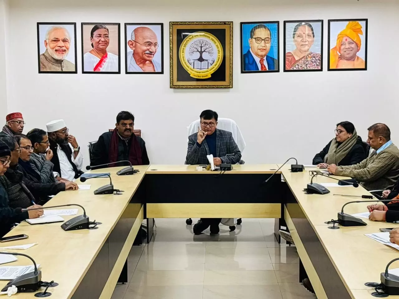 भाषा विश्वविद्यालय: सत्रारंभ पर कुलपति ने की समीक्षा बैठक, अकादमिक अनुशासन पर दिया जोर भाषा विश्वविद्यालय: सत्रारंभ पर कुलपति ने की समीक्षा बैठक, अकादमिक अनुशासन पर दिया जोर