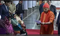 गोरखपुर में सीएम योगी ने दनता दर्शन में सुनीं लोगों की समस्याएं