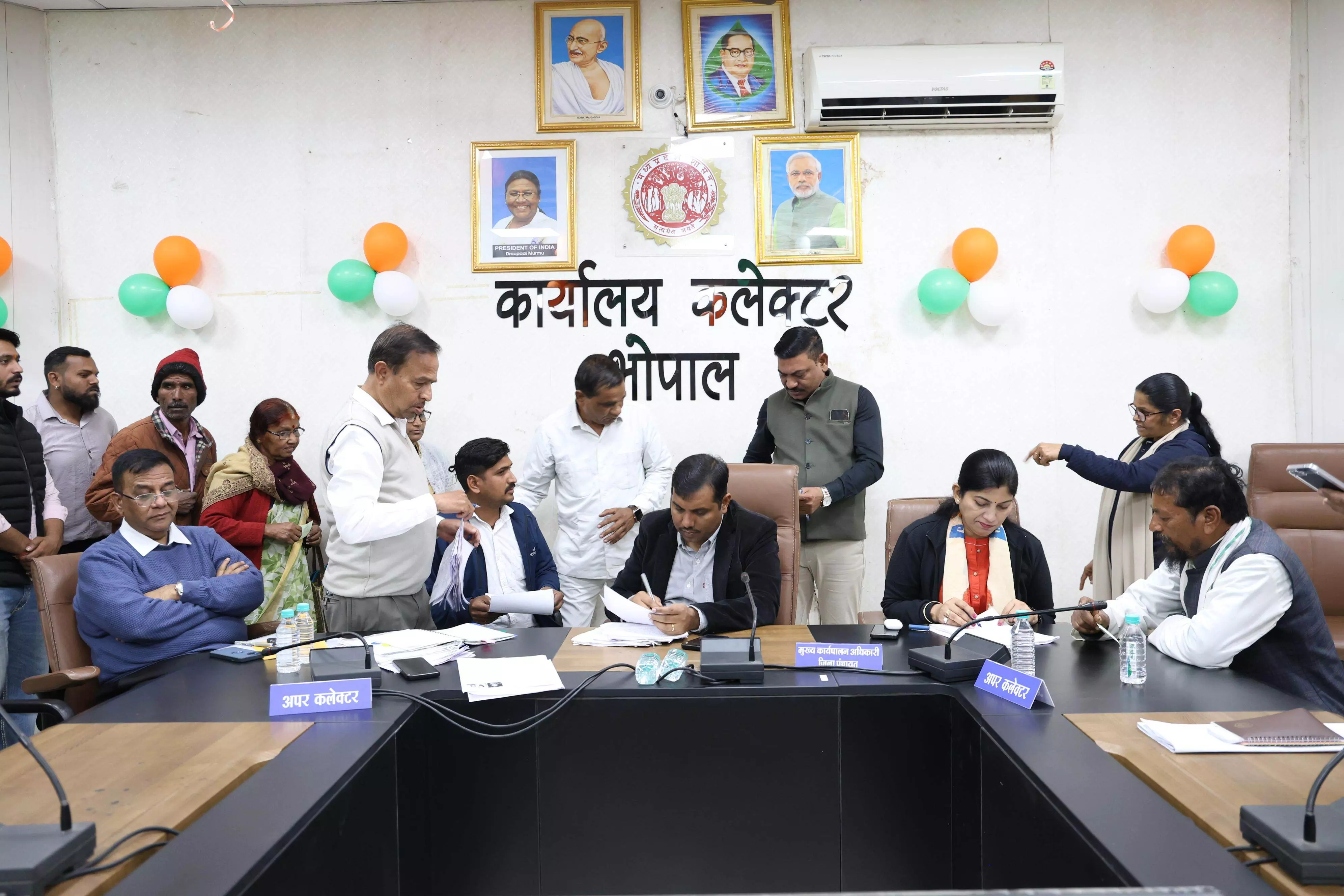 जनसुनवाई में कलेक्टर ने सुनी आवेदकों की समस्याएं प्राप्त हुए 125 आवेदन जनसुनवाई में कलेक्टर ने सुनी आवेदकों की समस्याएं प्राप्त हुए 125 आवेदन