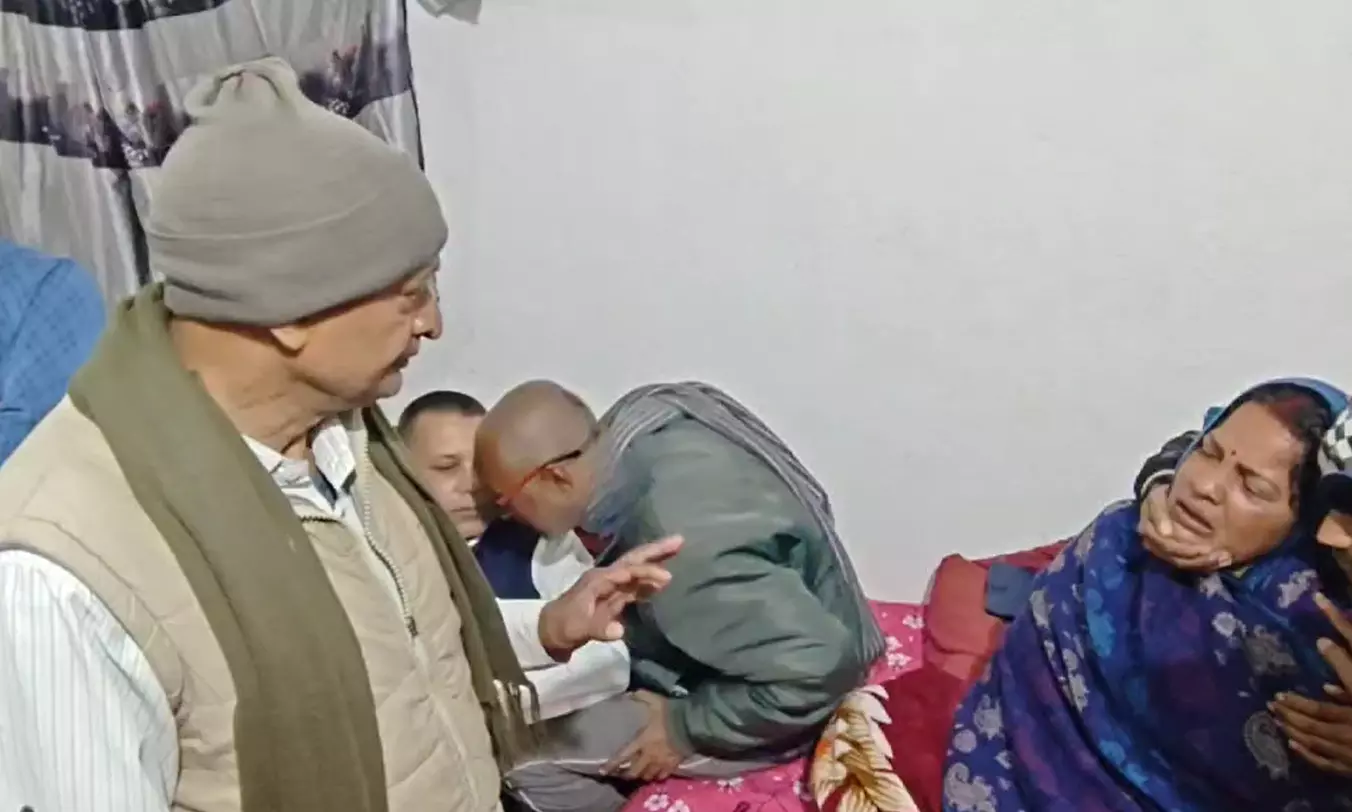 शंभू गर्ल्स हॉस्टल कांड: पीड़ित परिवार से मिले डिप्टी सीएम विजय सिन्हा शंभू गर्ल्स हॉस्टल कांड: पीड़ित परिवार से मिले डिप्टी सीएम विजय सिन्हा