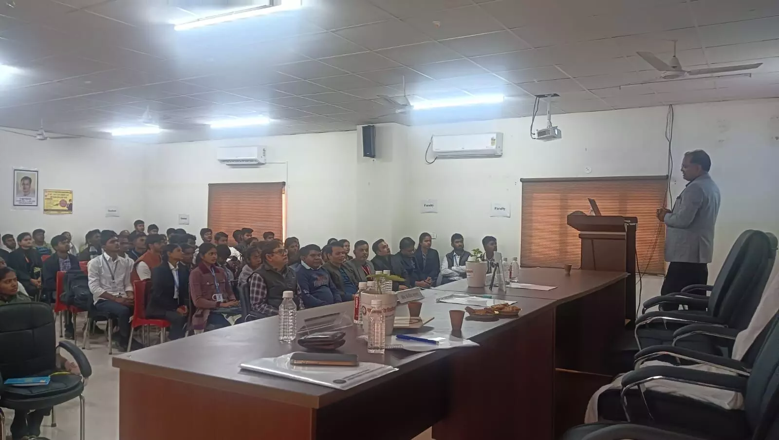 महाराजा सुहेल देव विश्वविद्यालय में डेटा-आधारित निर्णय क्षमता पर व्यावसायिक वार्ता आयोजित महाराजा सुहेल देव विश्वविद्यालय में डेटा-आधारित निर्णय क्षमता पर व्यावसायिक वार्ता आयोजित