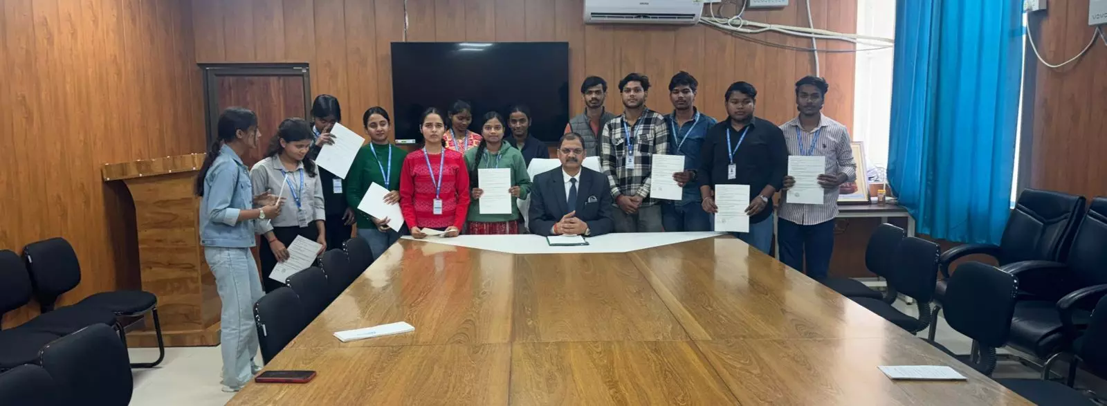 कैंपस ड्राइव में चयनित बीबीए एवं एमबीए एग्रीकल्चर छात्रों को कुलपति ने सौंपे ऑफर लेटर कैंपस ड्राइव में चयनित बीबीए एवं एमबीए एग्रीकल्चर छात्रों को कुलपति ने सौंपे ऑफर लेटर