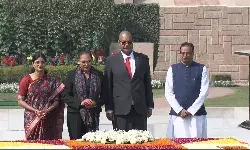 सेशेल्स के राष्ट्रपति ने राजघाट पर महात्मा गांधी को दी श्रद्धांजलि