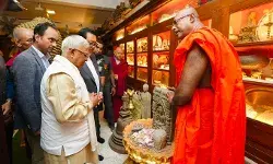 राज्यपाल श्री पटेल ने गंगारामया मंदिर में प्रदर्शित पवित्र देवनीमोरी अवशेष के दर्शनकर श्रद्धांजलि अर्पित की