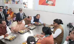 दिल्ली: 24 नई अटल कैंटीन शुरू, उपराज्यपाल और CM ने किया भोजन